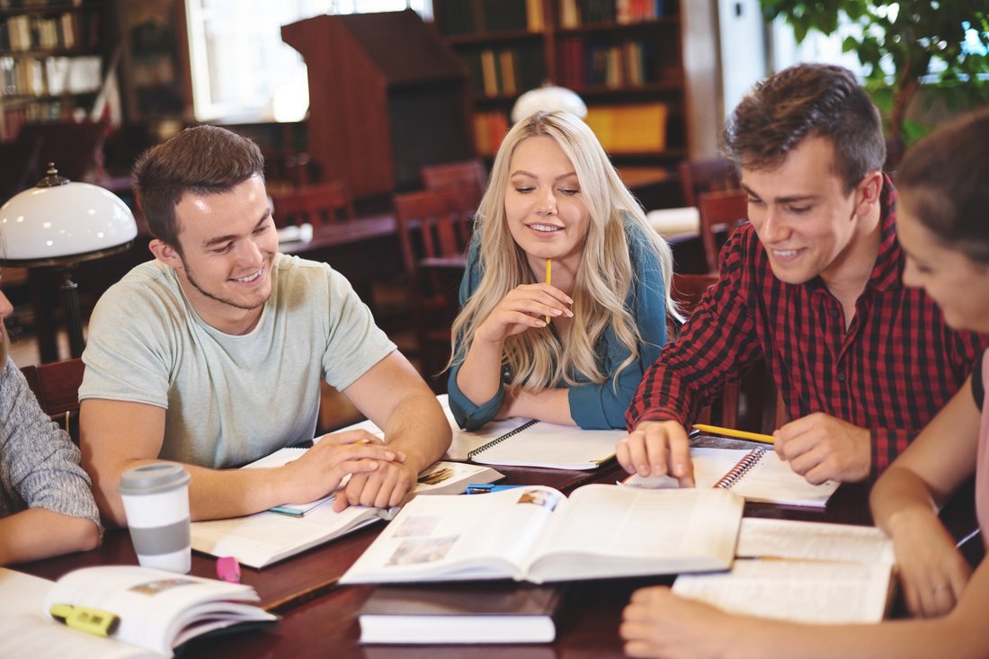 Studenci uczą się razem w bibliotece
